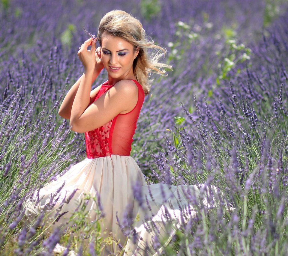 Обои цветы, природа, девушка, платье, блондинка, лаванда, красота, flowers, nature, girl, dress, blonde, lavender, beauty разрешение 4272x2848 Загрузить