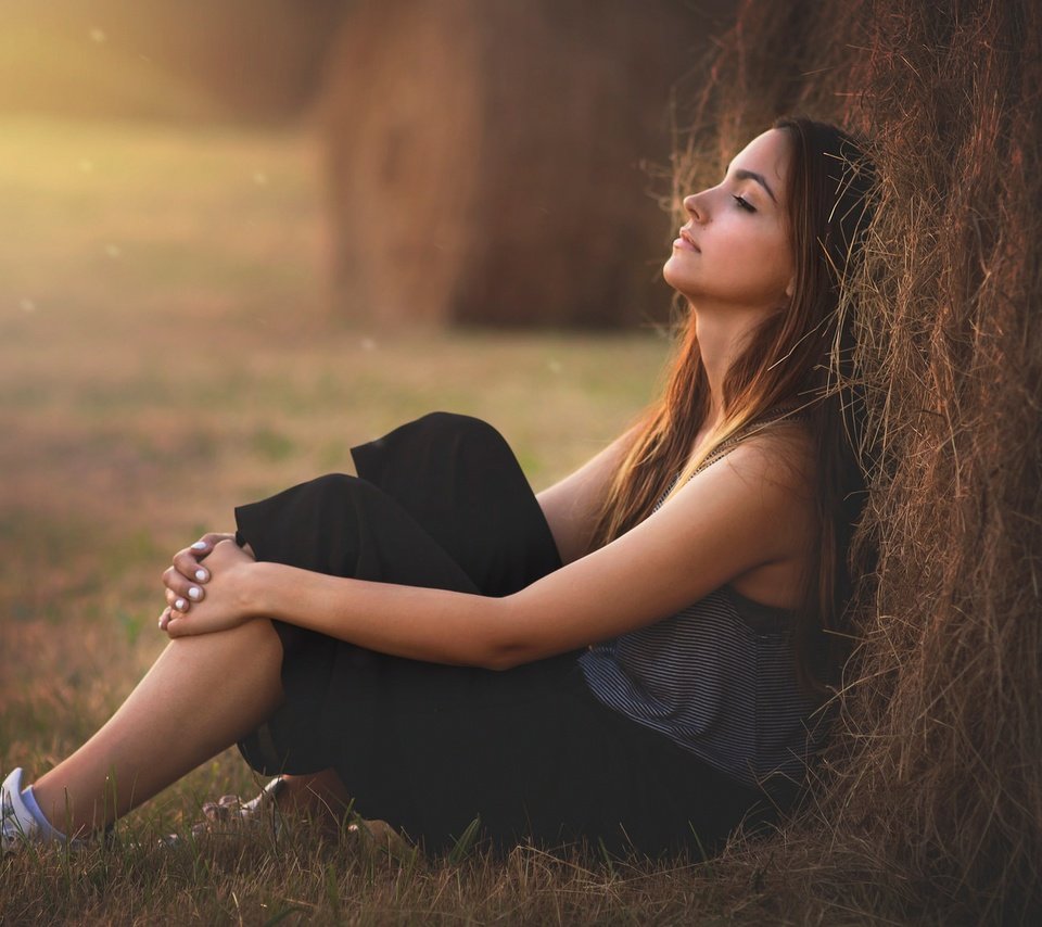 Обои девушка, настроение, брюнетка, сено, сидит, солома, стог, girl, mood, brunette, hay, sitting, straw, stack разрешение 2048x1152 Загрузить