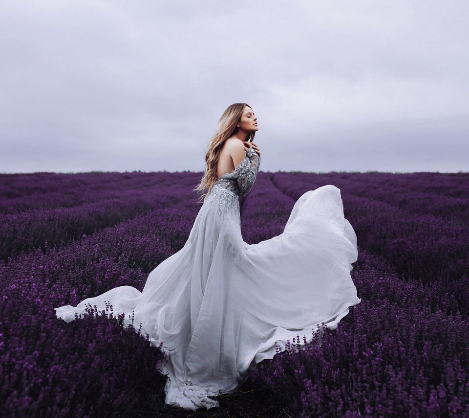 Обои девушка, настроение, платье, поле, лаванда, girl, mood, dress, field, lavender разрешение 2048x1365 Загрузить