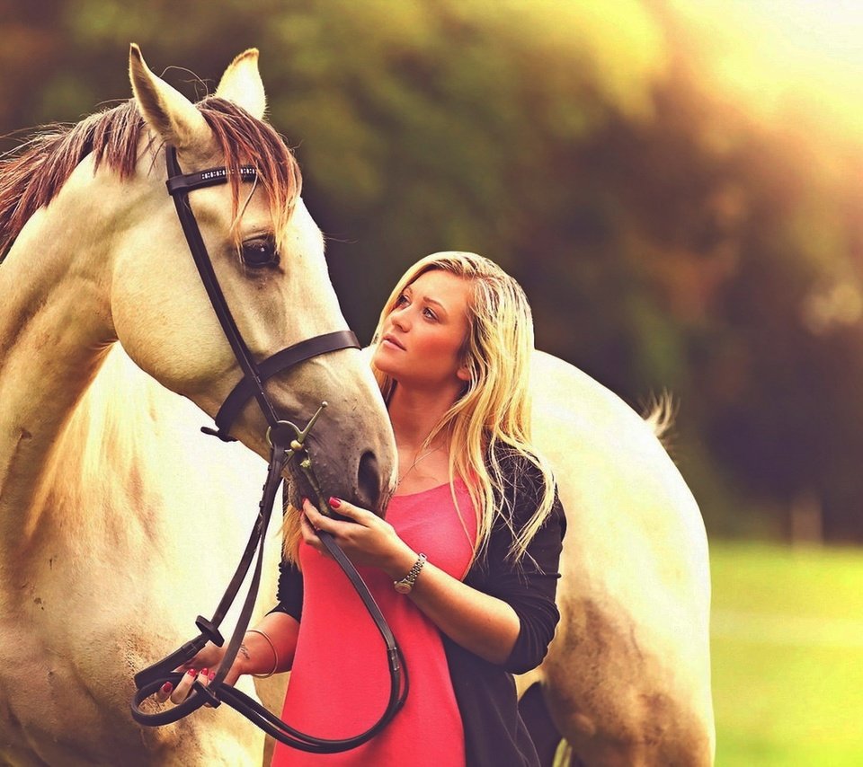 Обои лошадь, девушка, поза, блондинка, взгляд, лицо, конь, horse, girl, pose, blonde, look, face разрешение 1920x1086 Загрузить