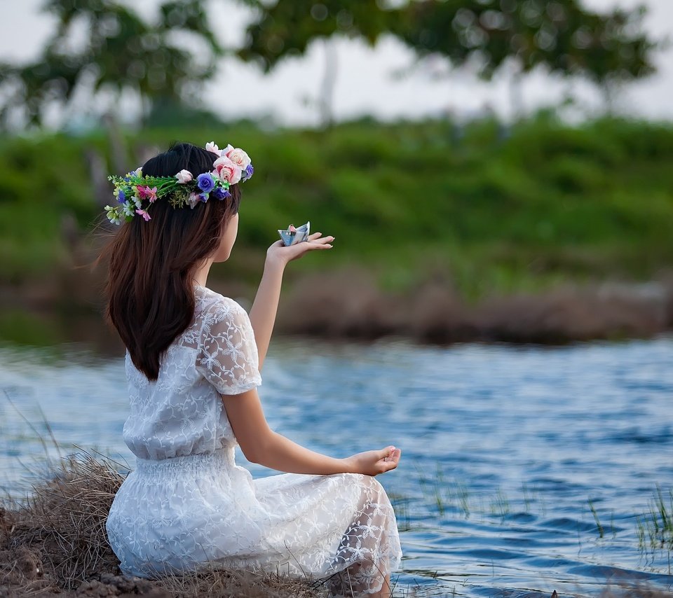 Обои девушка, поза, водоем, венок, белое платье, кораблик, girl, pose, pond, wreath, white dress, boat разрешение 2560x1643 Загрузить