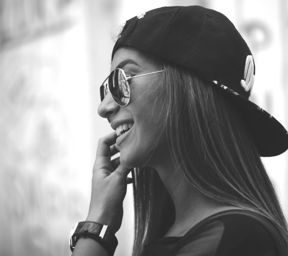 Обои девушка, улыбка, очки, чёрно-белое, зубы, бейсболка, girl, smile, glasses, black and white, teeth, baseball cap разрешение 2048x1365 Загрузить