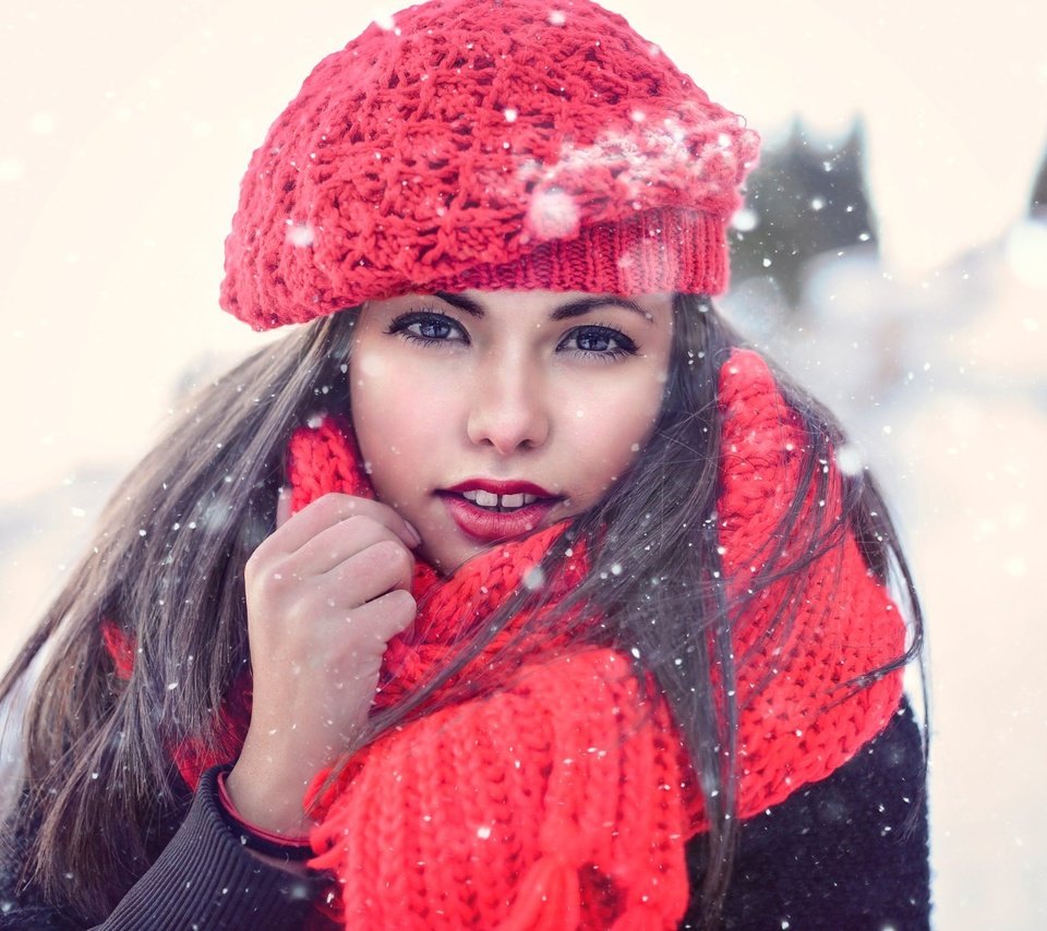 Обои снег, шарф, зима, девушка, брюнетка, взгляд, волосы, лицо, берет, snow, scarf, winter, girl, brunette, look, hair, face, takes разрешение 2048x1367 Загрузить