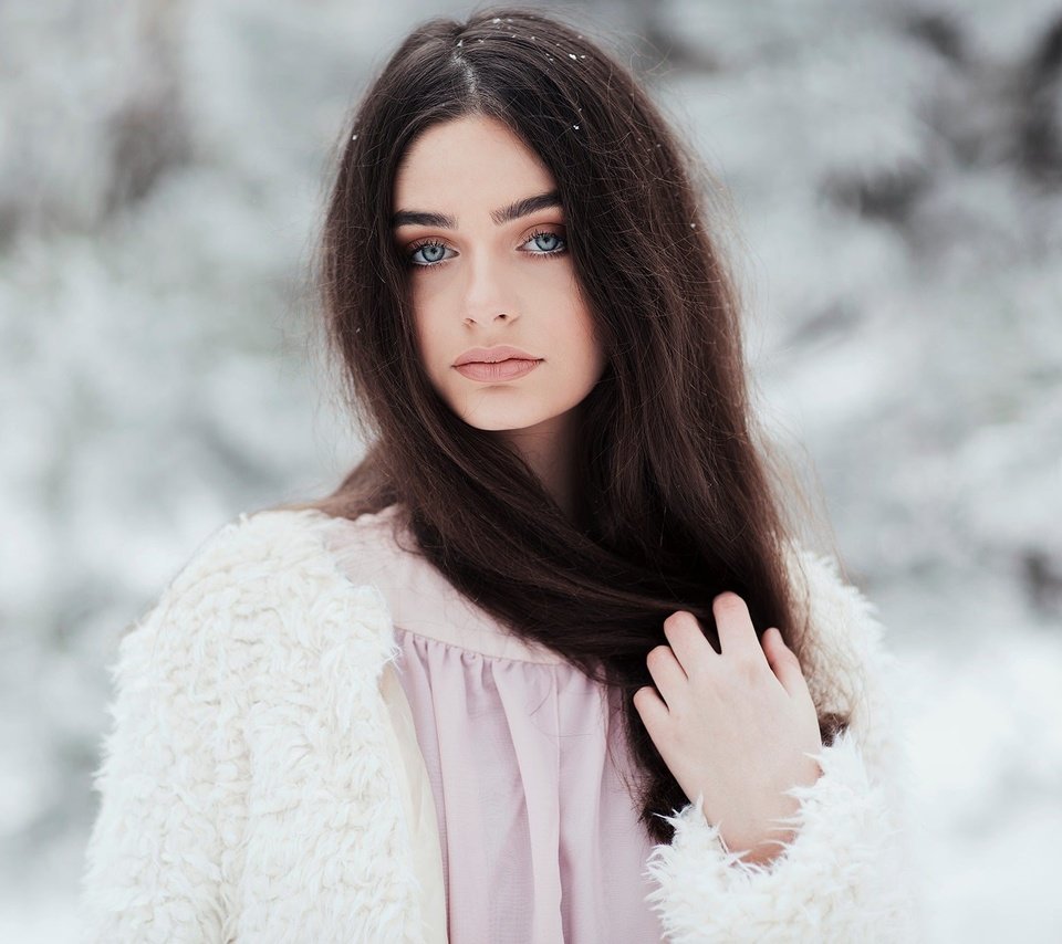 Обои зима, девушка, брюнетка, взгляд, волосы, лицо, шуба, winter, girl, brunette, look, hair, face, coat разрешение 2000x1333 Загрузить