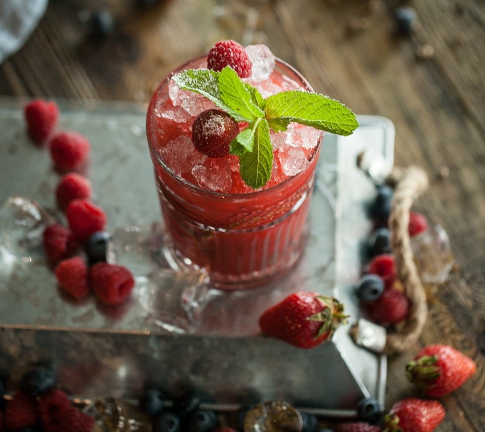 Обои мята, напиток, малина, клубника, черника, стакан, вкусно, сок, mint, drink, raspberry, strawberry, blueberries, glass, delicious, juice разрешение 2048x1340 Загрузить