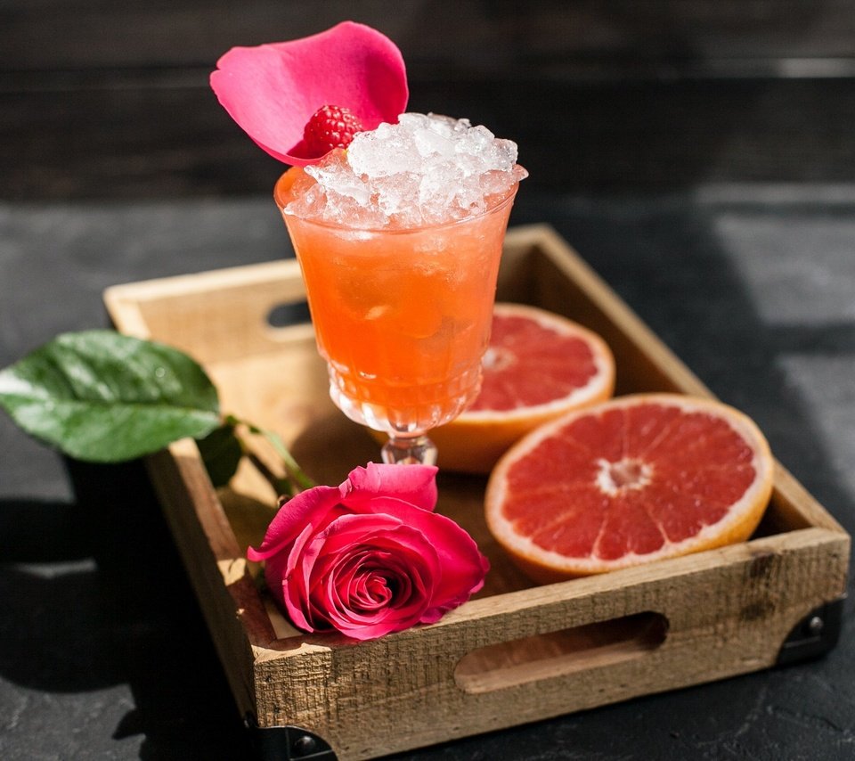 Обои напиток, роза, лёд, бокал, цитрус, грейпфрут, сок, drink, rose, ice, glass, citrus, grapefruit, juice разрешение 2048x1343 Загрузить