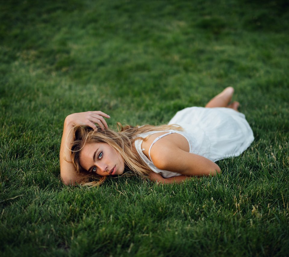 Обои трава, девушка, блондинка, взгляд, лежит, белое платье, grass, girl, blonde, look, lies, white dress разрешение 2048x1365 Загрузить