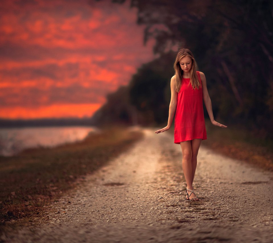 Обои дорога, закат, девушка, фон, блондинка, модель, красное платье, road, sunset, girl, background, blonde, model, red dress разрешение 2048x1484 Загрузить