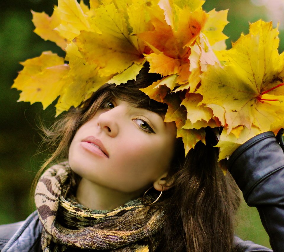 Обои листья, девушка, взгляд, осень, волосы, лицо, шарф, leaves, girl, look, autumn, hair, face, scarf разрешение 2560x1600 Загрузить