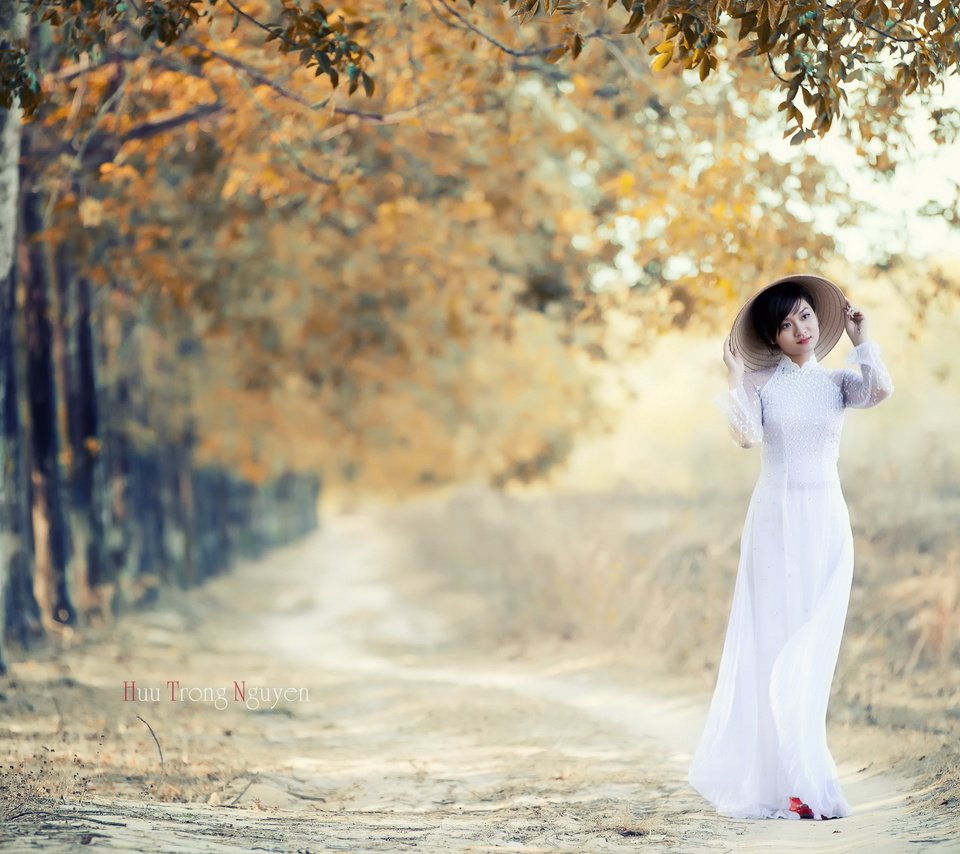 Обои девушка, парк, осень, шляпа, азиатка, белое платье, girl, park, autumn, hat, asian, white dress разрешение 2560x1600 Загрузить