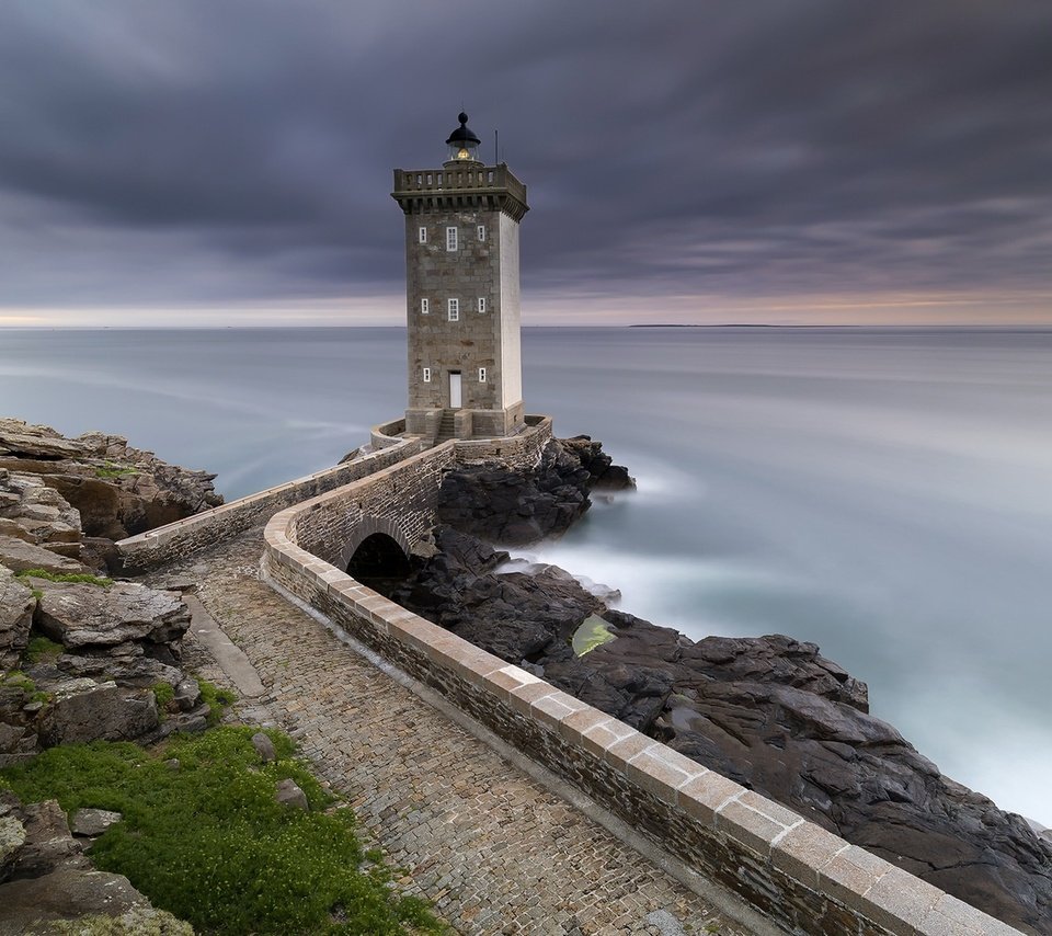 Обои небо, берег, море, маяк, горизонт, франция, kermorvan, the sky, shore, sea, lighthouse, horizon, france разрешение 1920x1173 Загрузить