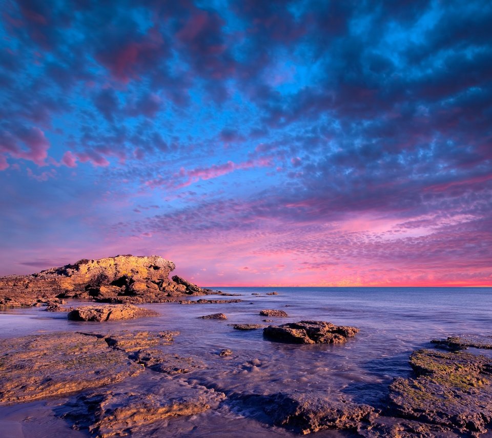 Обои небо, облака, природа, камни, закат, побережье, the sky, clouds, nature, stones, sunset, coast разрешение 3840x2493 Загрузить