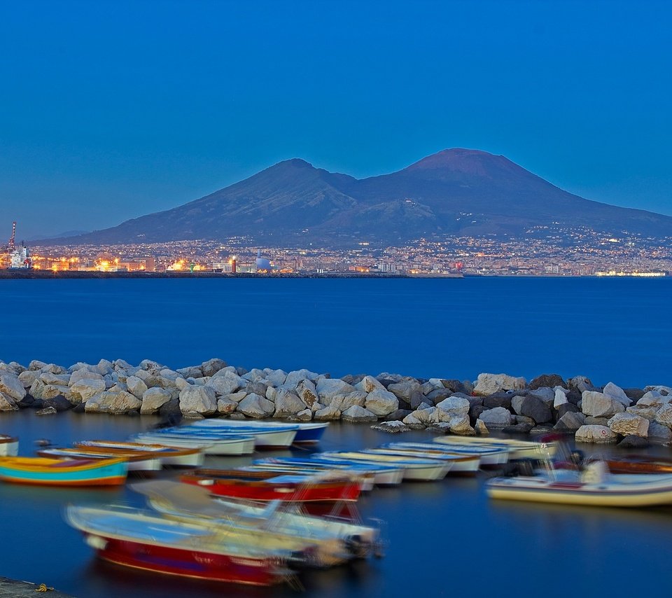 Обои огни, гора, лодки, залив, италия, неаполь, везувий, lights, mountain, boats, bay, italy, naples, vesuvius разрешение 2048x1311 Загрузить