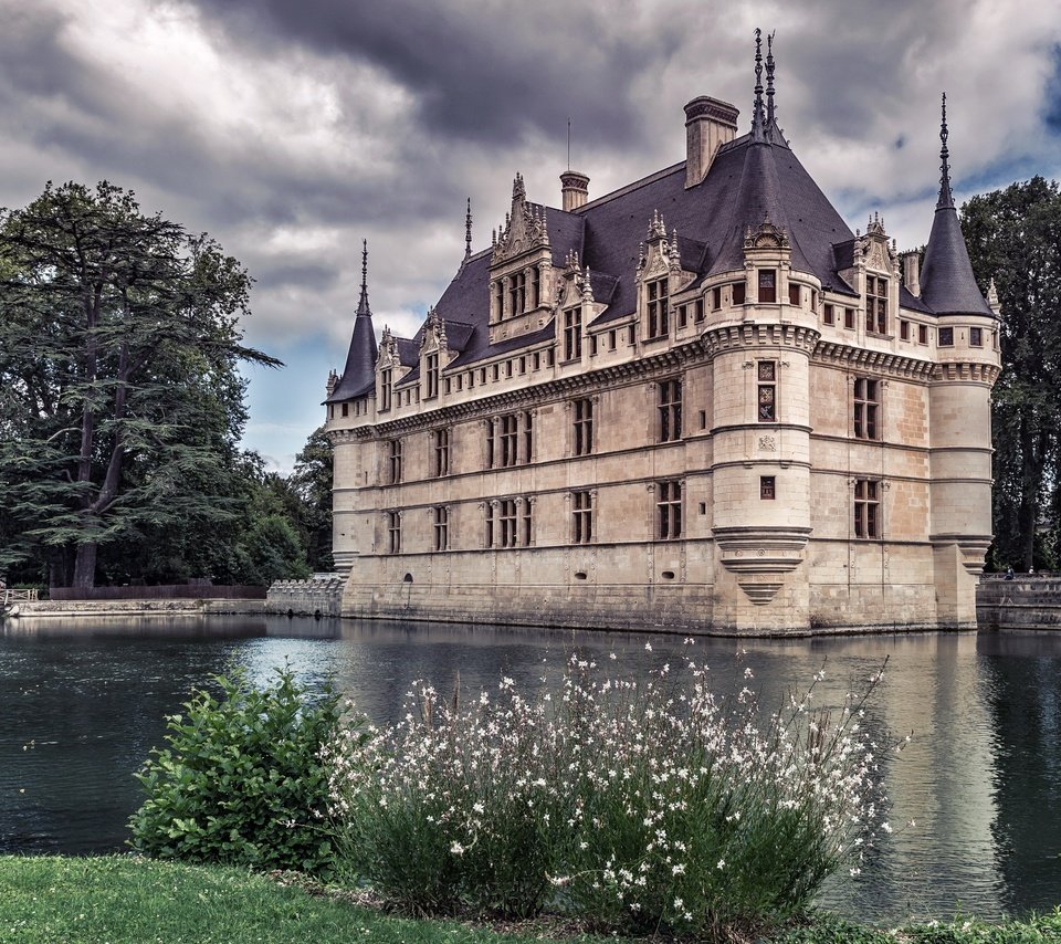 Обои небо, облака, деревья, река, замок, франция, encore azay, the sky, clouds, trees, river, castle, france разрешение 2560x1707 Загрузить