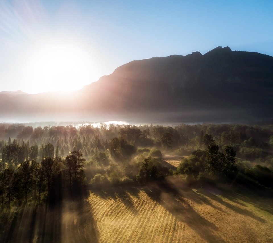 Обои свет, река, горы, природа, лес, утро, туман, рассвет, light, river, mountains, nature, forest, morning, fog, dawn разрешение 2560x1600 Загрузить