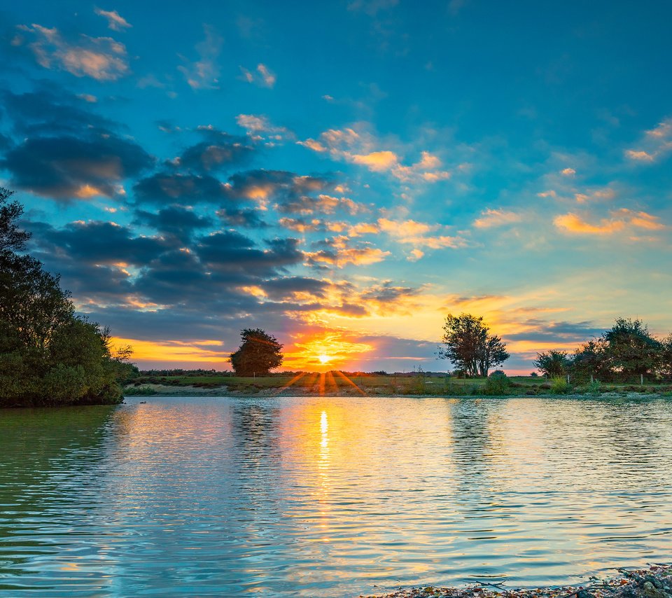 Обои небо, облака, деревья, вода, озеро, закат, солнечные лучи, the sky, clouds, trees, water, lake, sunset, the sun's rays разрешение 3095x2000 Загрузить