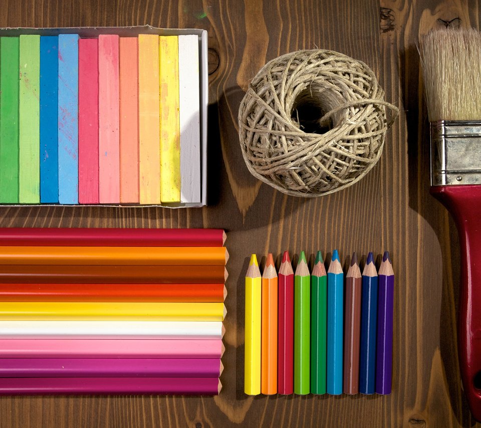 Обои разноцветные, карандаши, кисть, мелки, цветные карандаши, деревянная поверхность, colorful, pencils, brush, crayons, colored pencils, wooden surface разрешение 1920x1200 Загрузить