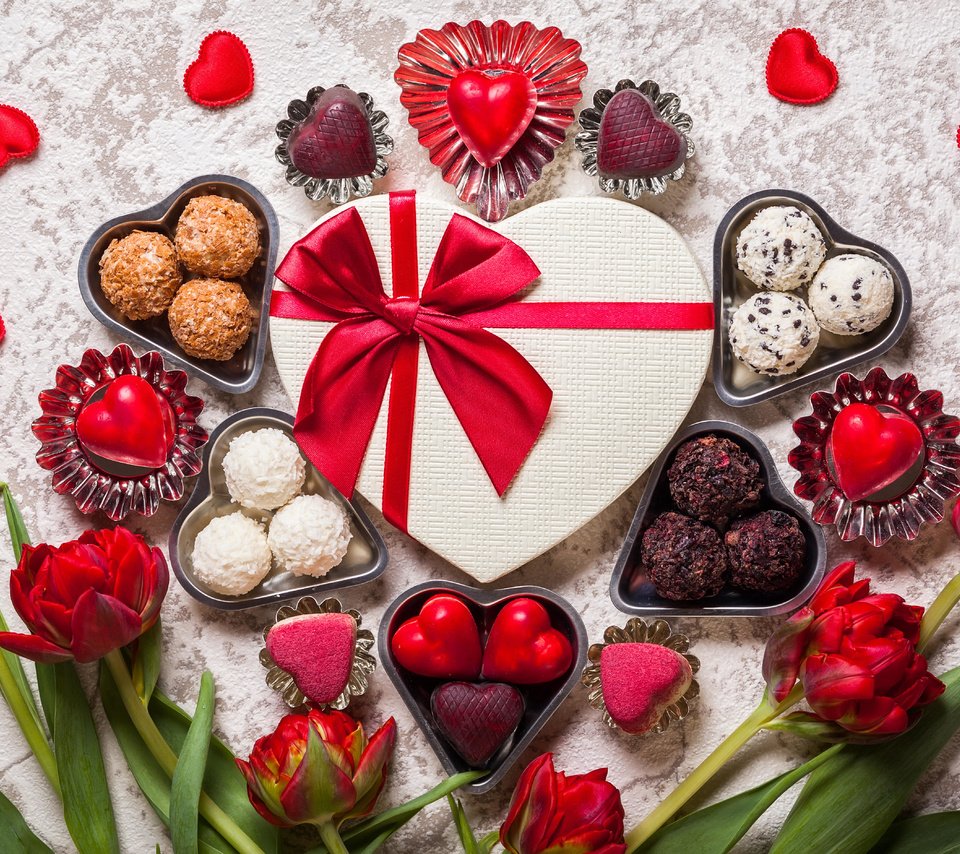 Обои цветы, 14 февраля, розы, шоколадные конфеты, конфеты, сердце, тюльпаны, подарок, сердечки, день святого валентина, flowers, 14 feb, roses, chocolates, candy, heart, tulips, gift, hearts, valentine's day разрешение 5616x3744 Загрузить