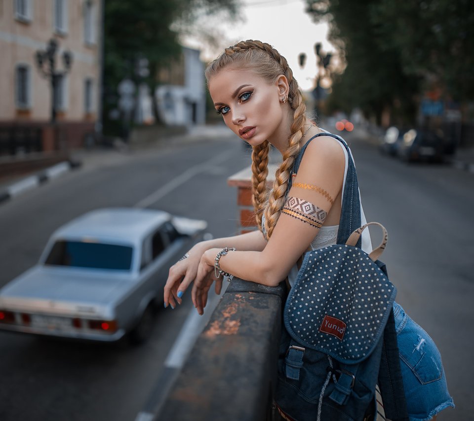 Обои блондинка, голубые глаза, karina, косички, джинсовые шорты, dmitry sn, blonde, blue eyes, braids, denim shorts разрешение 2048x1365 Загрузить