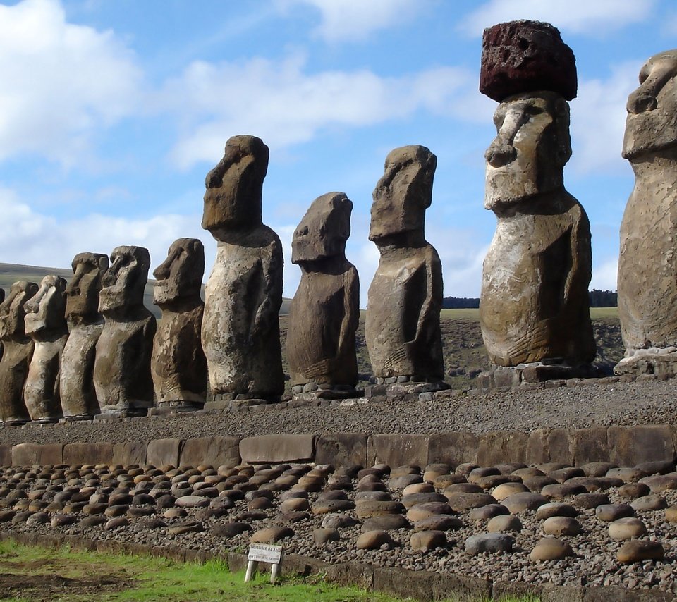 Обои остров пасхи, чили, истуканы, рапа-нуи, статуи моаи, easter island, chile, idols, rapa nui, the moai statues разрешение 2560x1400 Загрузить