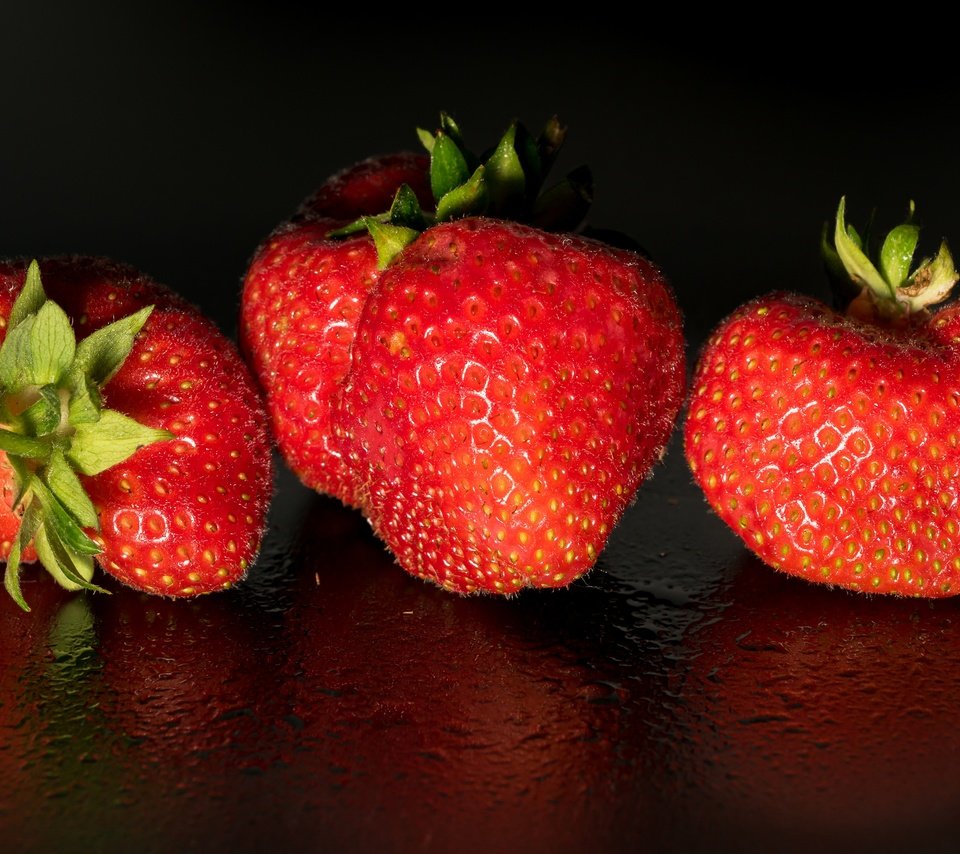 Обои фон, капли, клубника, ягоды, background, drops, strawberry, berries разрешение 3840x2208 Загрузить