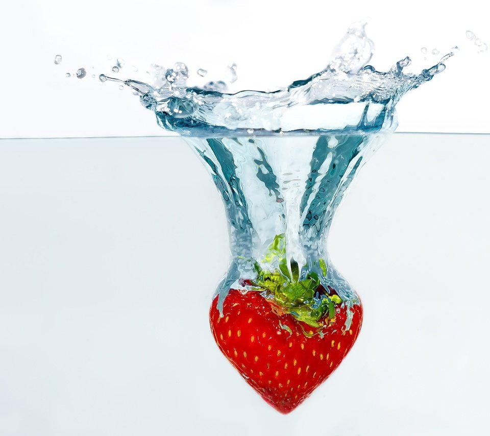 Обои вода, капли, ягода, клубника, брызги, всплеск, water, drops, berry, strawberry, squirt, splash разрешение 2500x1667 Загрузить