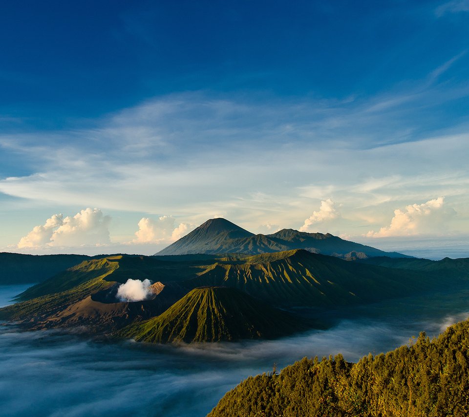 Обои небо, облака, горы, пейзаж, вулкан, индонезия, ява, the sky, clouds, mountains, landscape, the volcano, indonesia, java разрешение 1920x1200 Загрузить