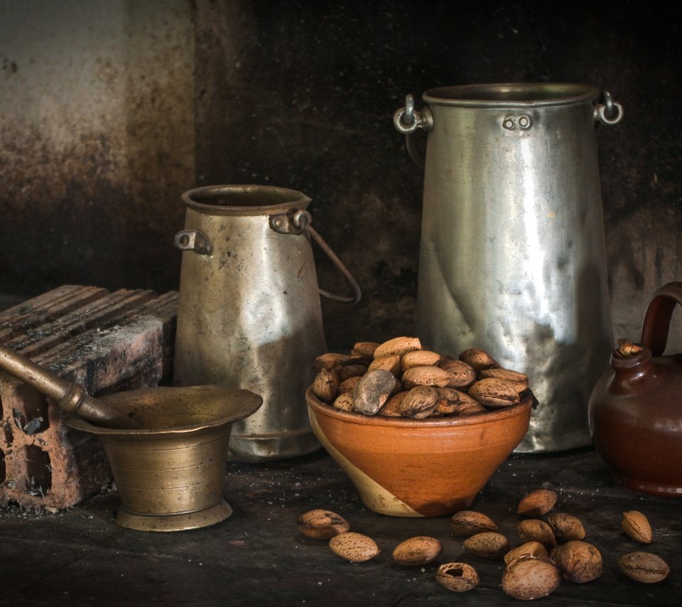 Обои орехи, кирпич, натюрморт, миндаль, бидон, ступка, утварь, nuts, brick, still life, almonds, cans, mortar, utensils разрешение 3708x2440 Загрузить