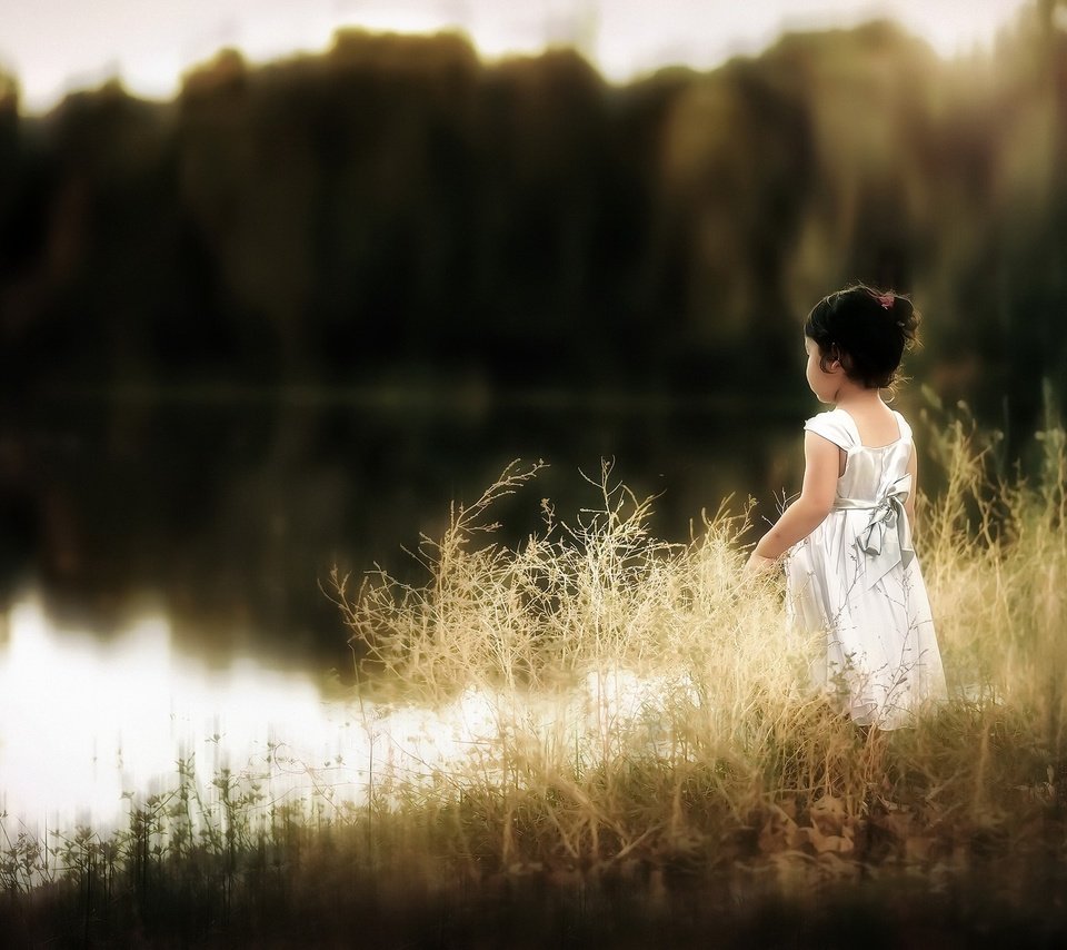 Обои озеро, природа, девочка, ребенок, белое платье, lake, nature, girl, child, white dress разрешение 2048x1365 Загрузить