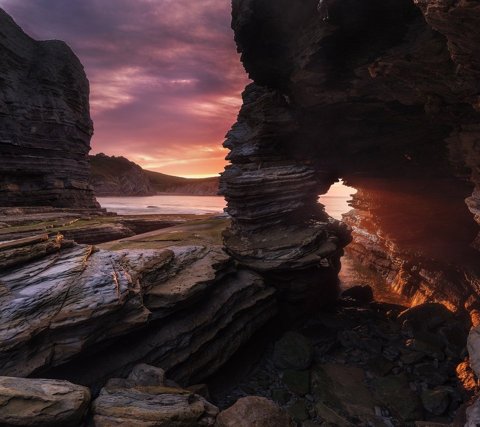 Обои небо, облака, скалы, берег, закат, море, the sky, clouds, rocks, shore, sunset, sea разрешение 2048x1367 Загрузить