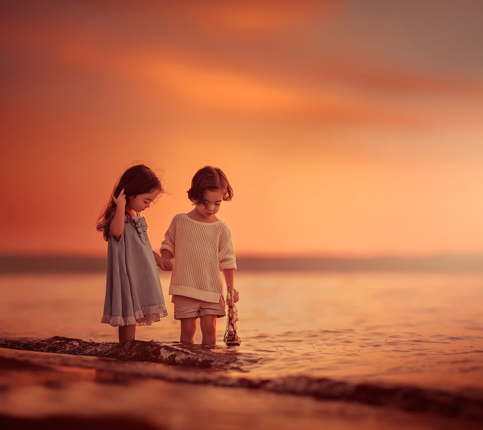 Обои закат, море, дети, девочка, мальчик, кораблик, lilia alvarado, sunset, sea, children, girl, boy, boat разрешение 2048x1616 Загрузить