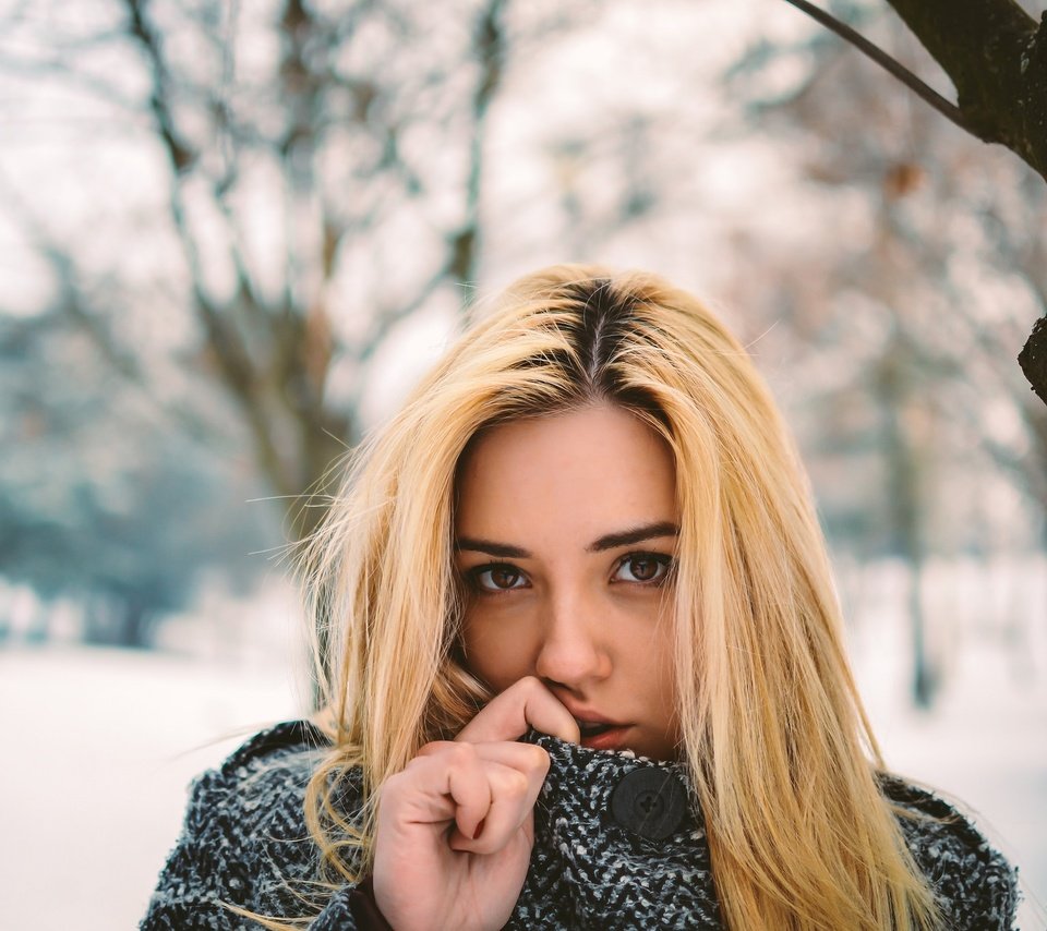 Обои зима, девушка, портрет, взгляд, волосы, лицо, winter, girl, portrait, look, hair, face разрешение 2048x1365 Загрузить