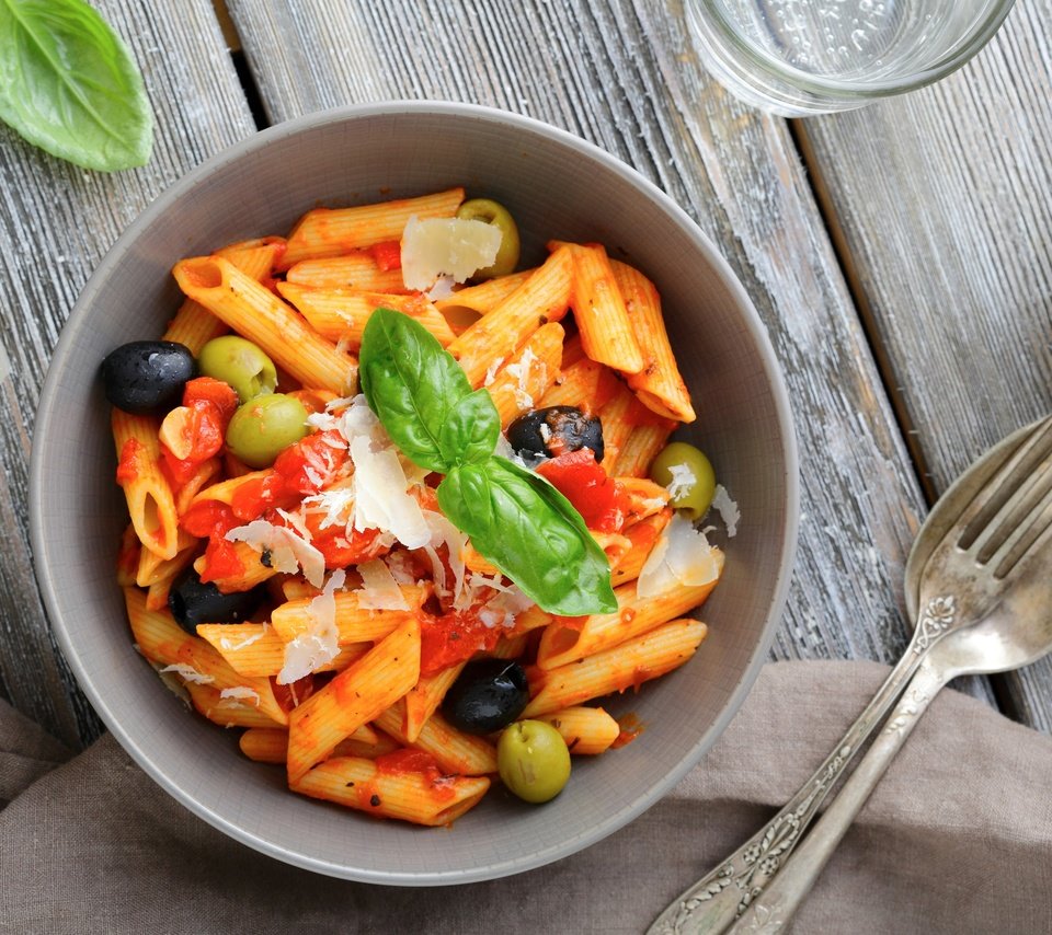 Обои овощи, помидоры, оливки, макароны, пармезан, базилик, vegetables, tomatoes, olives, pasta, parmesan, basil разрешение 4265x2843 Загрузить
