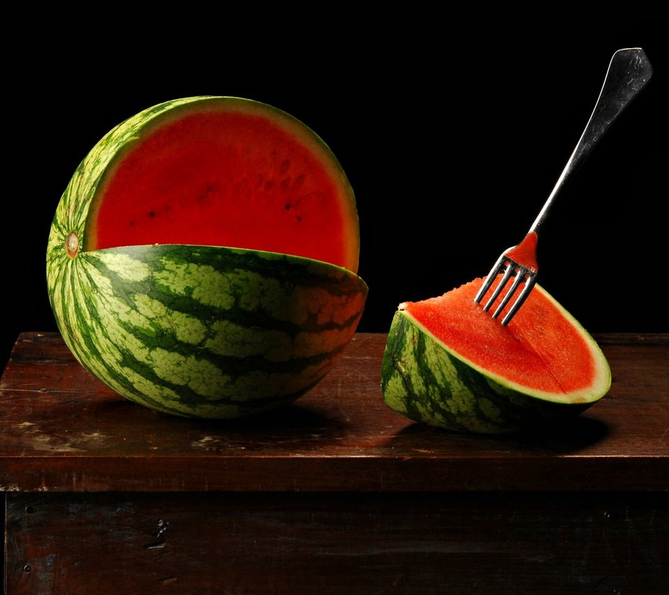 Обои стол, арбуз, вилка, черный фон, мякоть, table, watermelon, plug, black background, the flesh разрешение 2048x1360 Загрузить