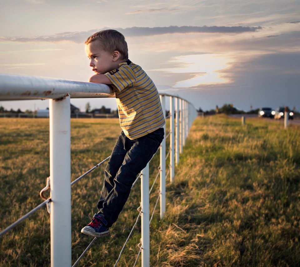 Обои дорога, забор, дети, ребенок, мальчик, ограда, road, the fence, children, child, boy, fence разрешение 2048x1489 Загрузить