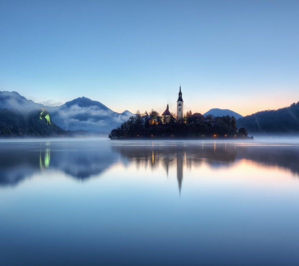 Обои отражение, туман, башня, словения, озеро блед, reflection, fog, tower, slovenia, lake bled разрешение 1920x1200 Загрузить