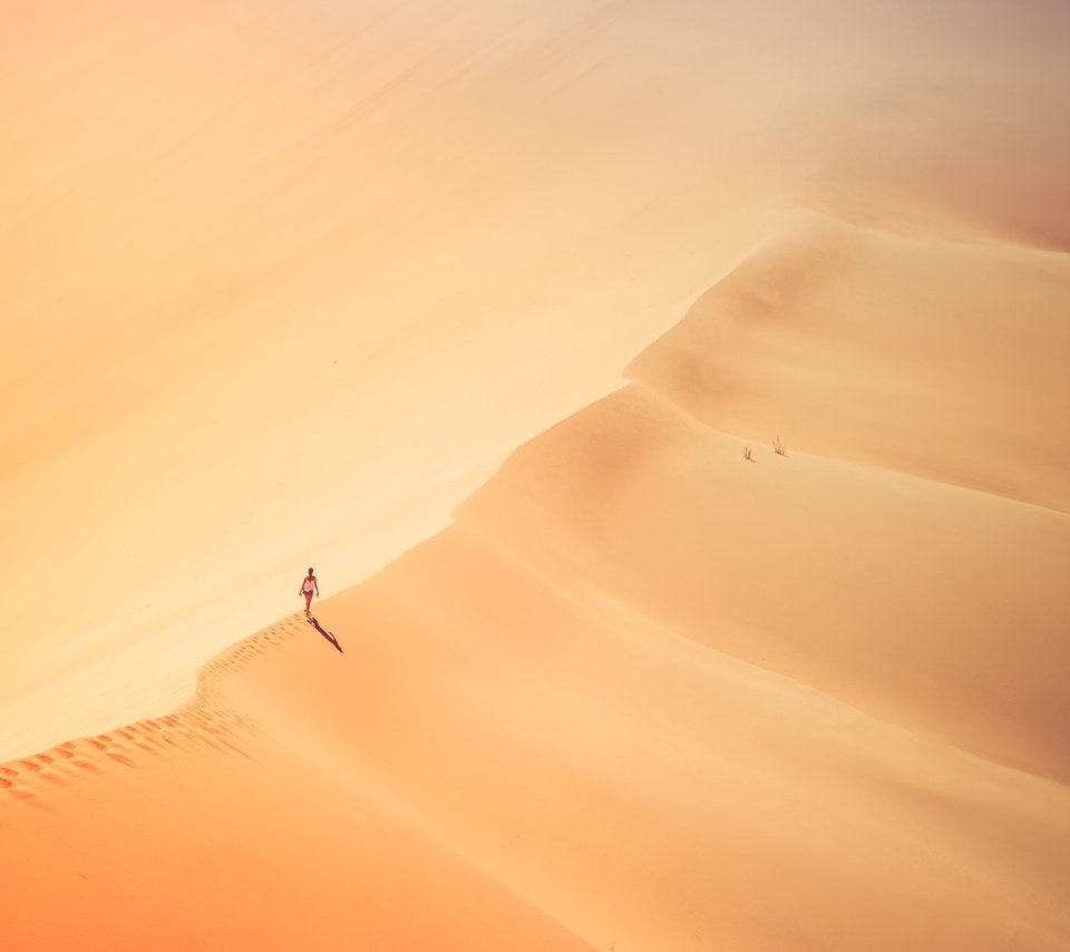 Обои девушка, песок, пустыня, одиночество, следы, солнечный свет, girl, sand, desert, loneliness, traces, sunlight разрешение 6507x3289 Загрузить