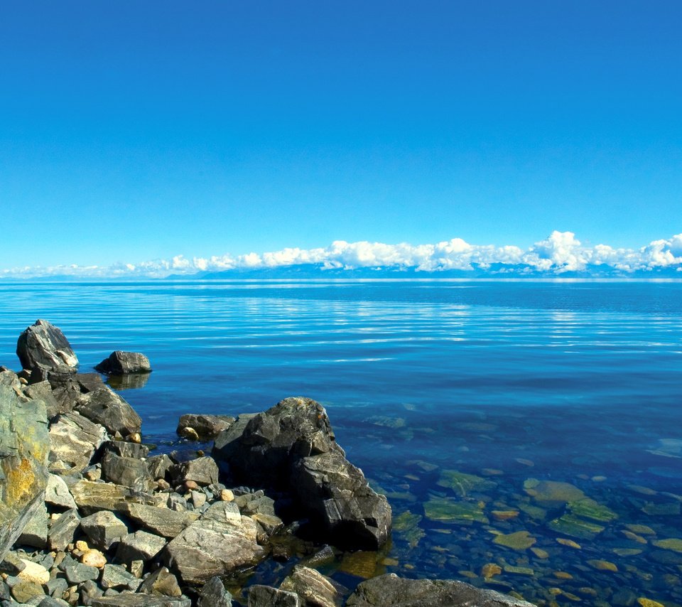 Обои облака, вода, озеро, камни, россия, прозрачная, байкал, сибирь, clouds, water, lake, stones, russia, transparent, baikal, siberia разрешение 3023x2000 Загрузить