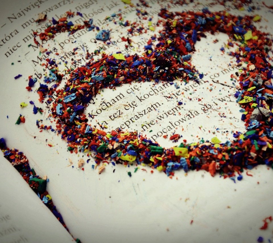 Обои разноцветные, разноцветный, сердце, любовь, текст, книга, стружка, крошки, colorful, heart, love, text, book, chips, crumbs разрешение 2500x1733 Загрузить