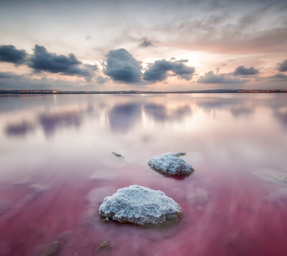 Обои небо, облака, озеро, камни, отражение, горизонт, испания, валенсия, the sky, clouds, lake, stones, reflection, horizon, spain, valencia разрешение 2048x1365 Загрузить