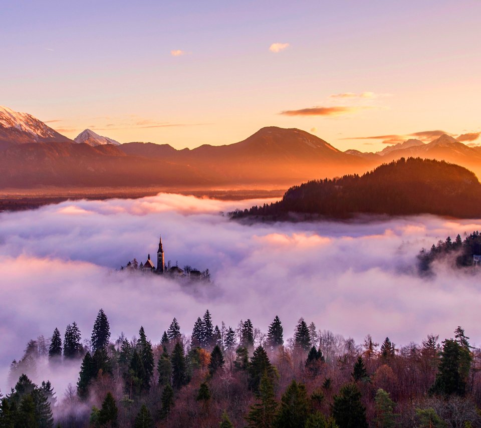 Обои небо, деревья, горы, лес, закат, туман, the sky, trees, mountains, forest, sunset, fog разрешение 2880x1920 Загрузить