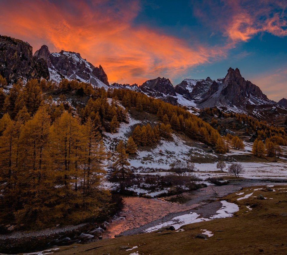 Обои деревья, река, горы, снег, осень, франция, альпы, trees, river, mountains, snow, autumn, france, alps разрешение 2048x1323 Загрузить