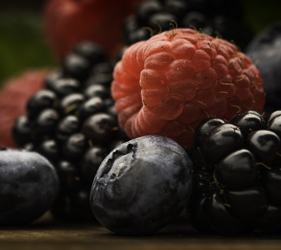 Обои макро, малина, еда, ягоды, черника, ежевика, macro, raspberry, food, berries, blueberries, blackberry разрешение 2027x1290 Загрузить