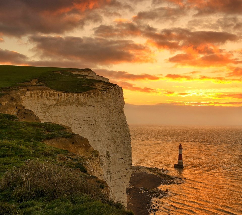 Обои облака, море, скала, маяк, англия, зарево, clouds, sea, rock, lighthouse, england, glow разрешение 2048x1307 Загрузить