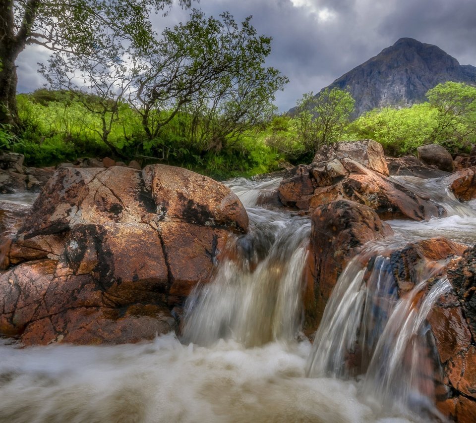 Обои деревья, река, камни, гора, водопад, шотландия, trees, river, stones, mountain, waterfall, scotland разрешение 2048x1152 Загрузить