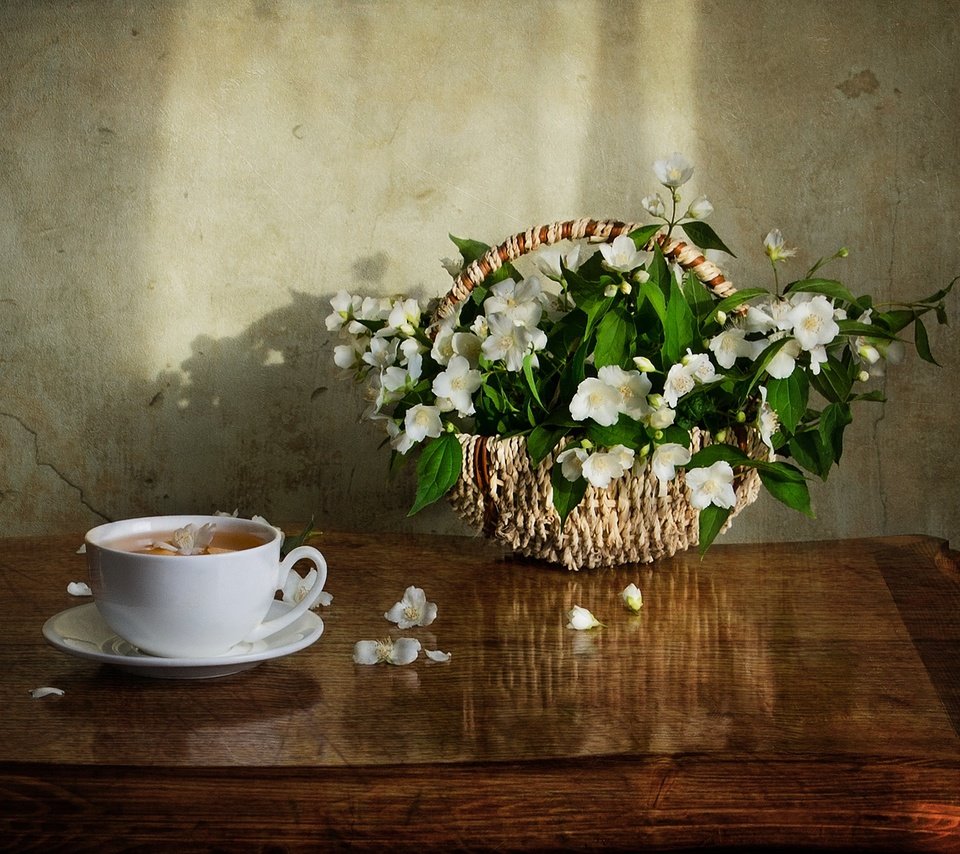 Обои цветы, лепестки, стол, корзина, чашка, чай, жасмин, flowers, petals, table, basket, cup, tea, jasmine разрешение 2000x1332 Загрузить