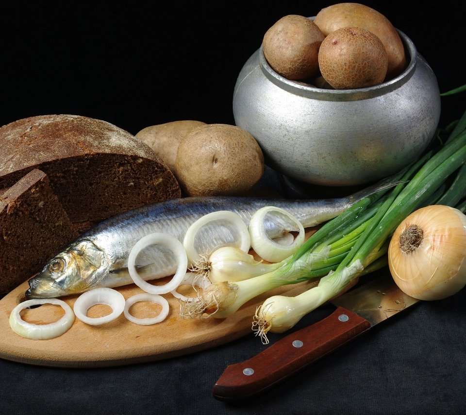 Обои лук, хлеб, черный фон, рыба, селёдка, картошка, bow, bread, black background, fish, herring, potatoes разрешение 1920x1200 Загрузить