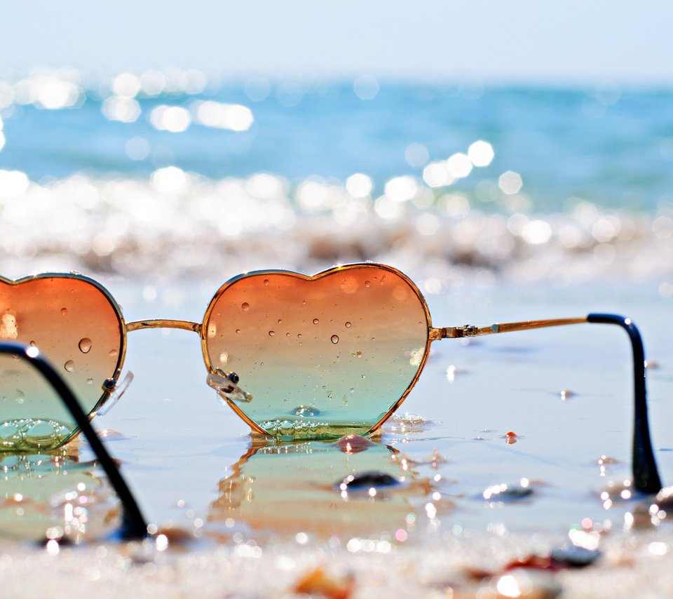 Обои море, песок, пляж, очки, sea, sand, beach, glasses разрешение 2880x1800 Загрузить