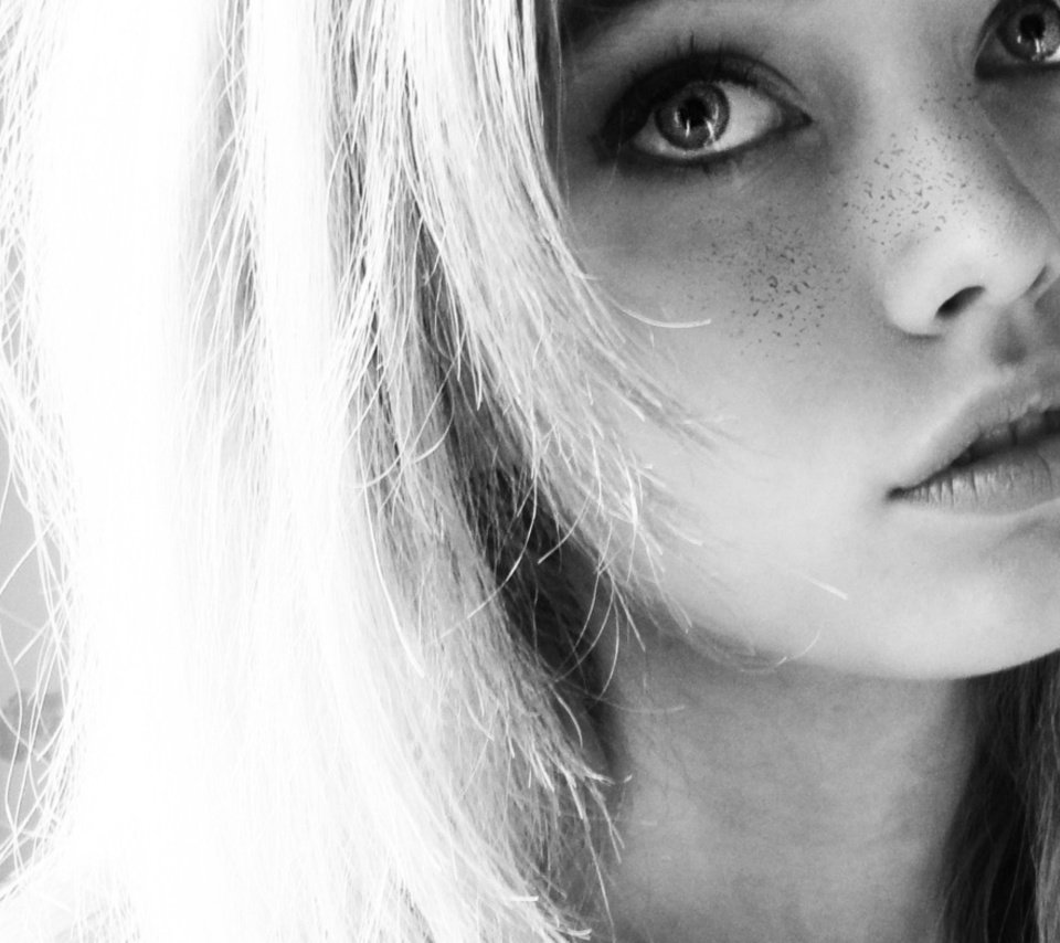 Обои глаза, блондинка, чёрно-белое, модель, лицо, веснушки, eyes, blonde, black and white, model, face, freckles разрешение 2560x1600 Загрузить