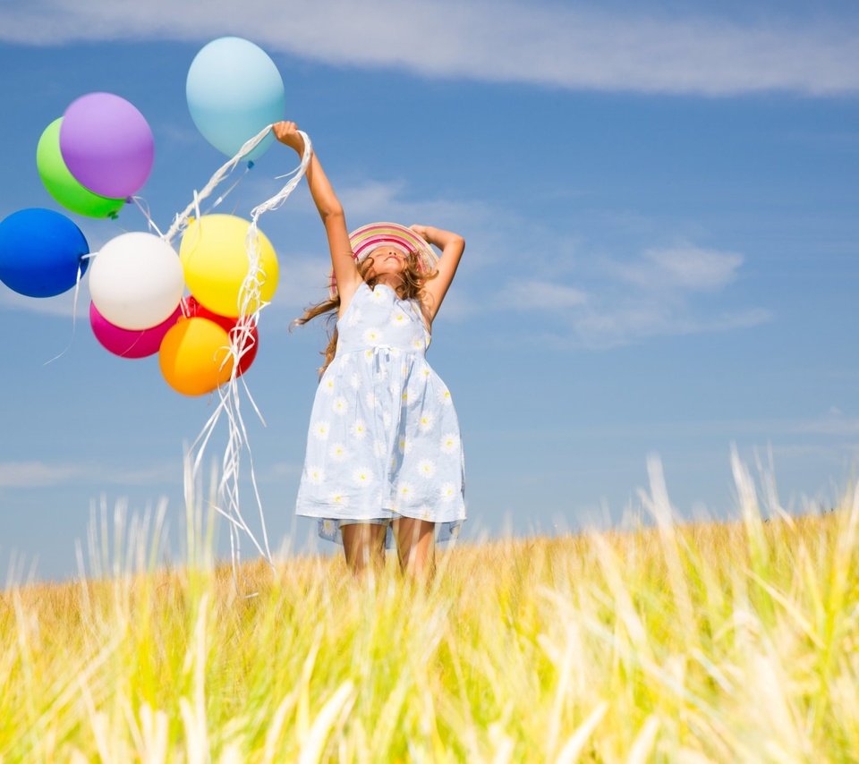 Обои небо, поле, девочка, ребенок, воздушные шарики, the sky, field, girl, child, balloons разрешение 1920x1200 Загрузить